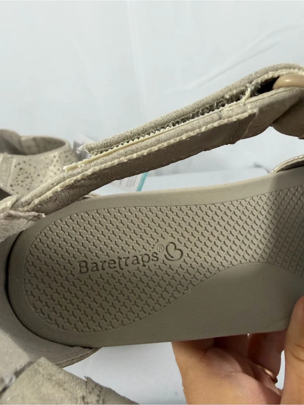 NWT Baretraps Women’s Size 8.5 Metallic Beige Velcro Sandals